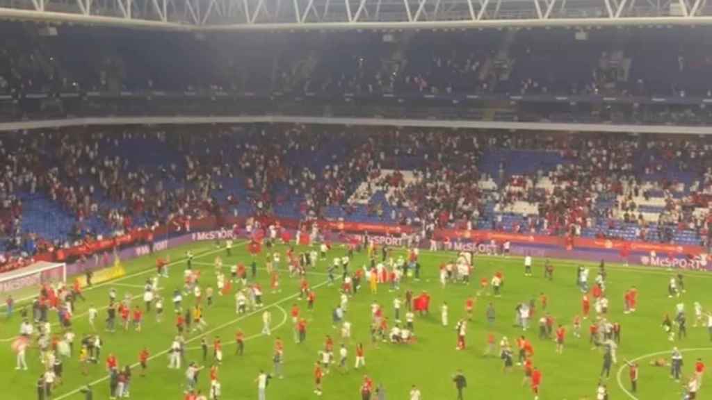 El campo del Espanyol, asaltado por la afición marroquí durante el encuentro amistoso Marruecos-Chile / CEDIDA