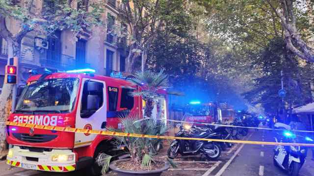 Bomberos en el incendio de Enric Granados / CEDIDA