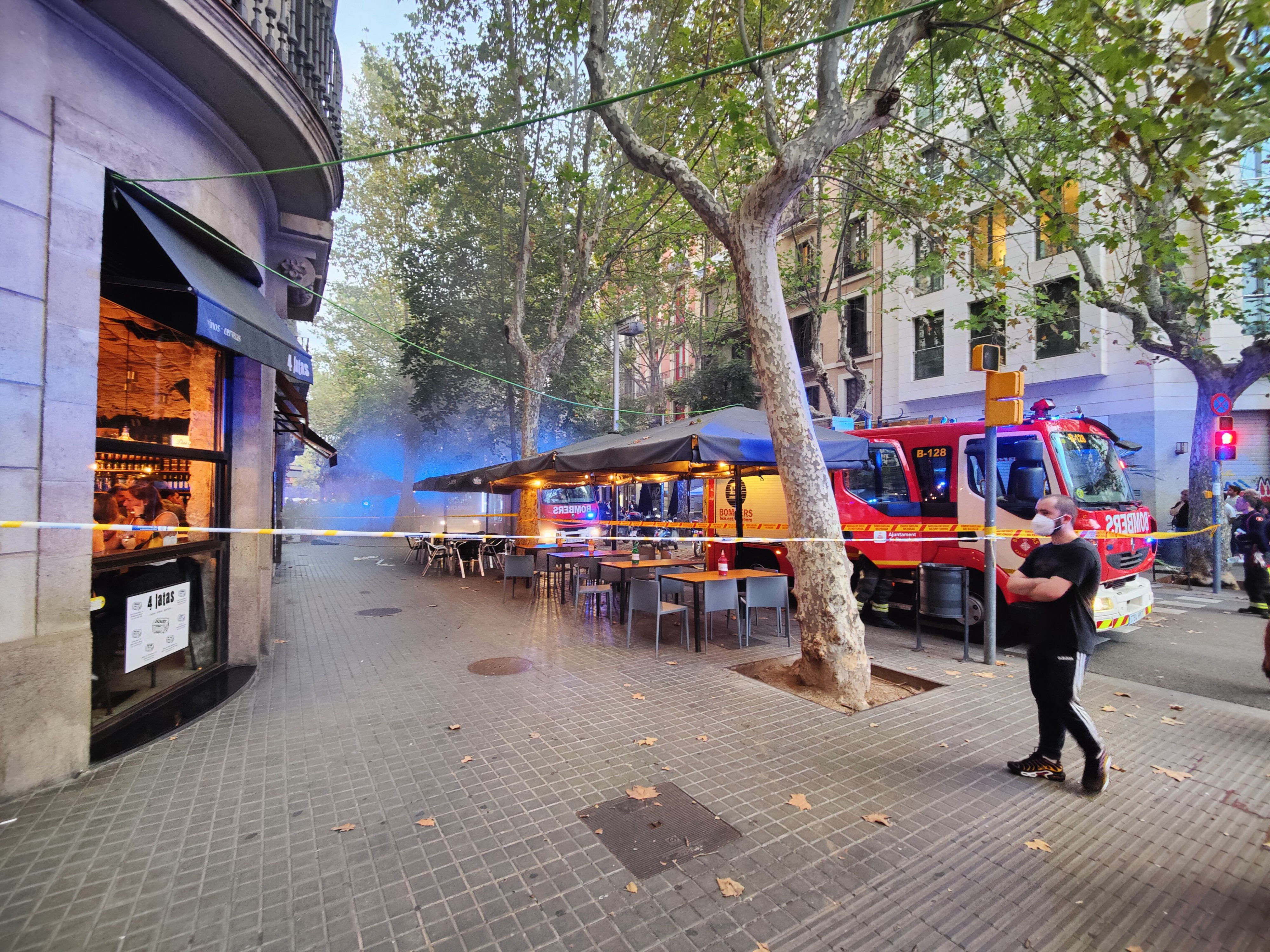 Bomberos en el incendio de Enric Granados / CEDIDA