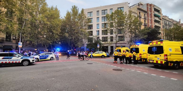 Bomberos en el incendio de Enric Granados / CEDIDA