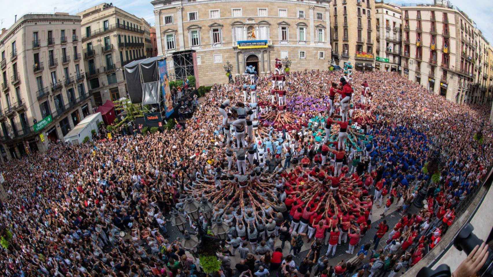 Collas castelleras en plaça Sant Jaume durante la Mercè / TWITTER