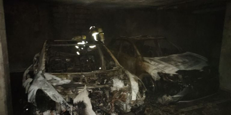 Los dos coches calcinados en el incendio / BOMBEROS