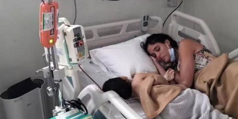 El pequeño Mateo con su madre en el hospital de Bali / REDES SOCIALES