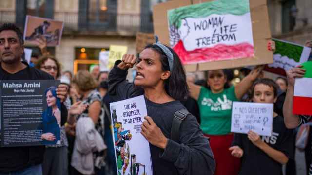 Manifestantes en Barcelona protestan por los derechos de las mujeres en Irán / LORENA SOPENA - EP