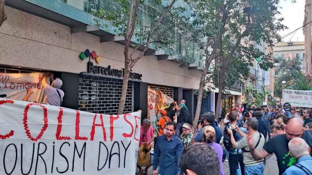 Los grupos de manifestantes, frente a la sede de Turisme de Barcelona / TWITTER