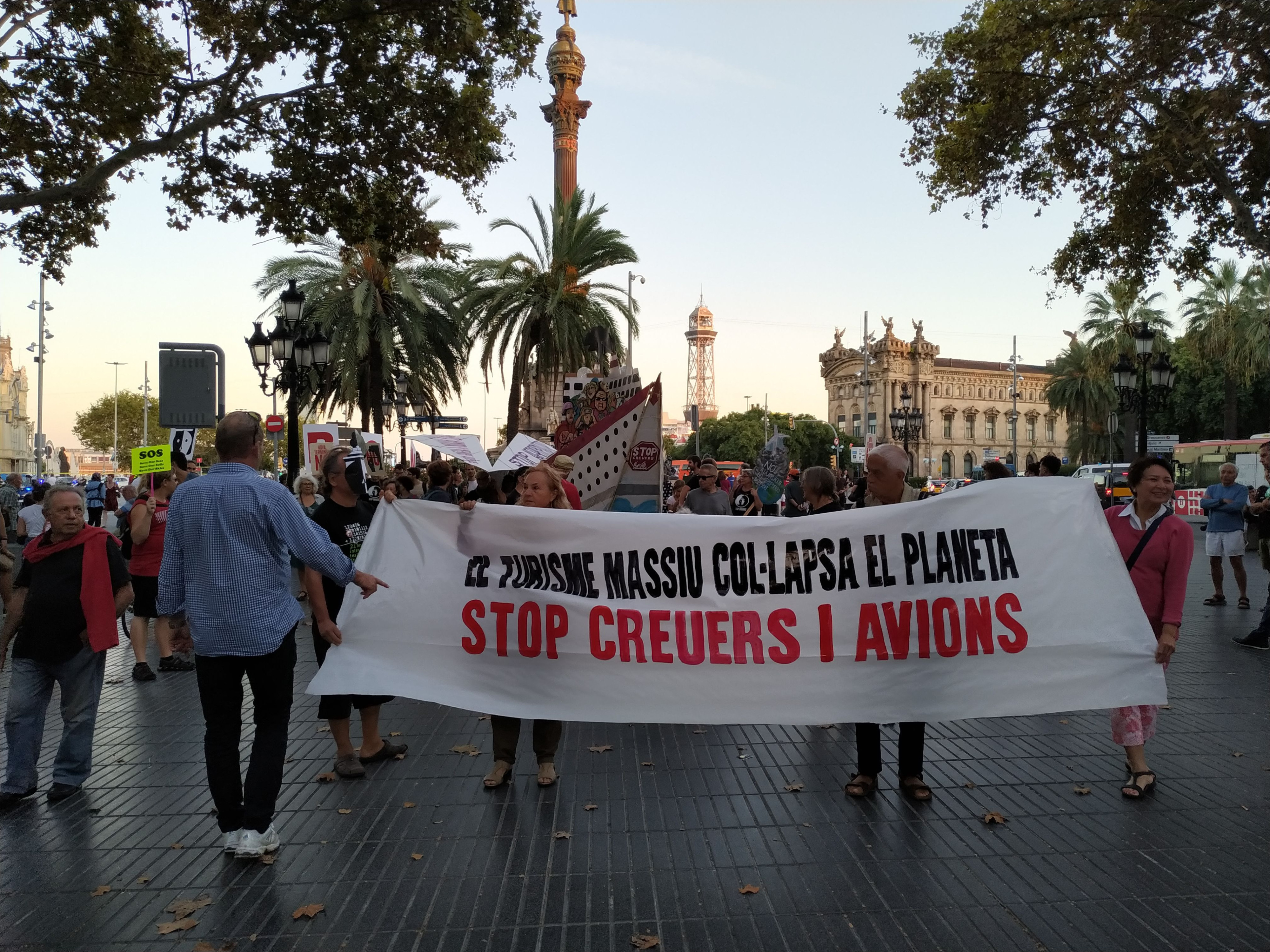 Manifestantes en La Rambla contra el turismo de cruceros y aviones / PB