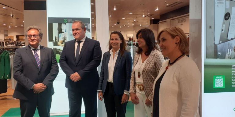 Directivos de El Corte Inglés posan junto a las doctoras Serra e Iniesta / CG