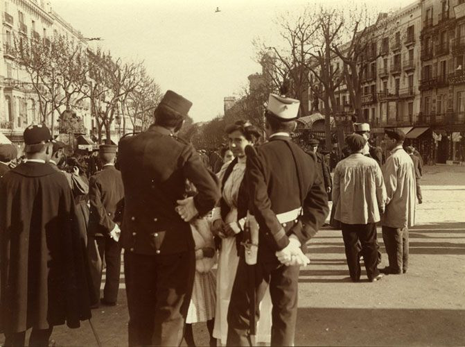Una mujer conversa con varios policías en la rambla de Canaletas / F.B - ARXIU FOTOGRÀFIC