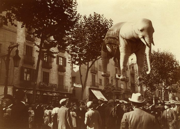 Globo publicitario con forma de elefante en La Rambla / A.F.B - F.B