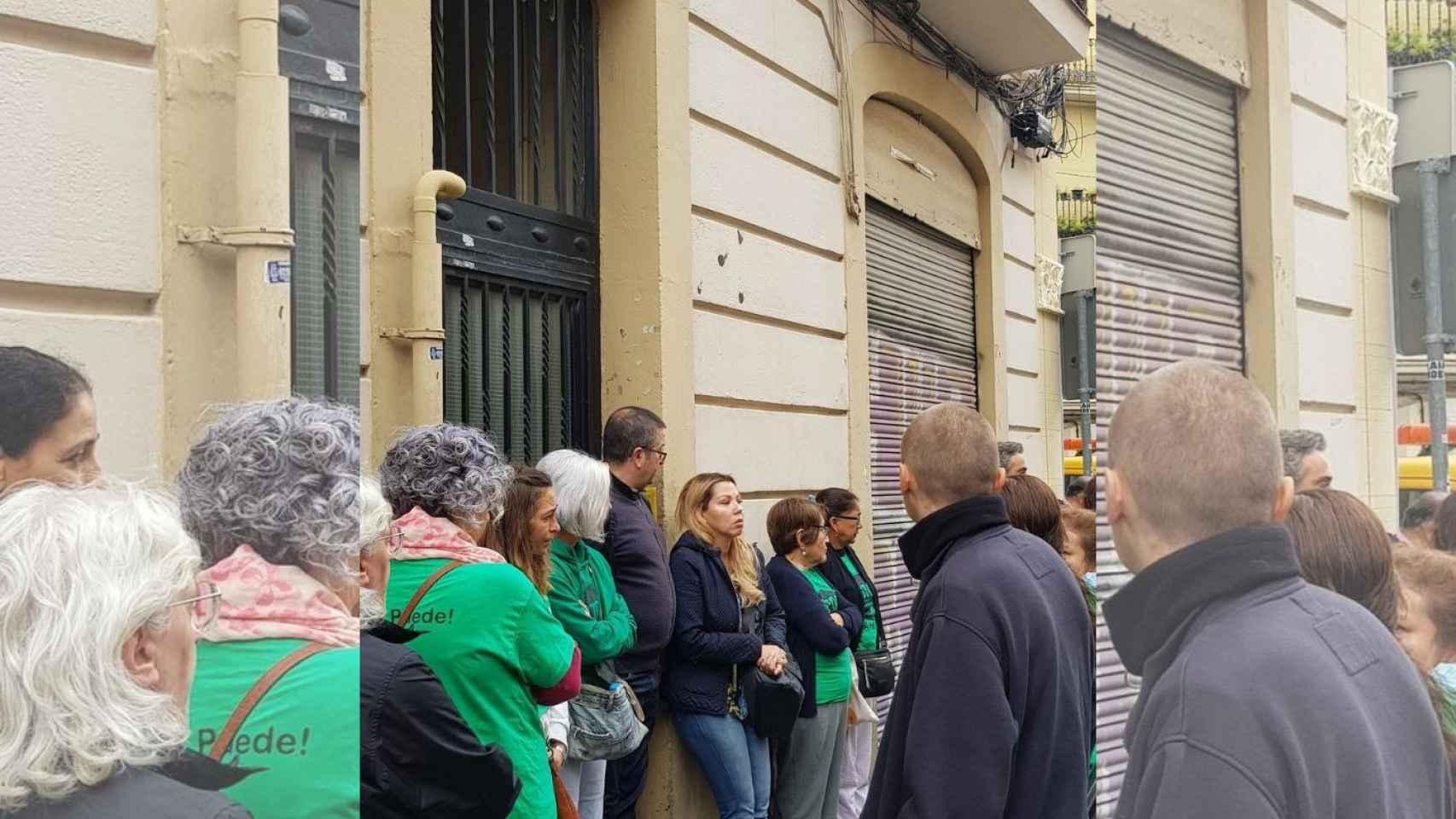 Activistas tratan de frenar un desahucio en Hostafrancs / PAH