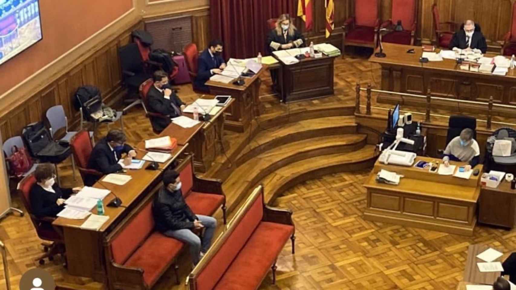 Imagen del juicio en la que se ha condenado a 17 años a un joven por matar a su amigo / INSTAGRAM