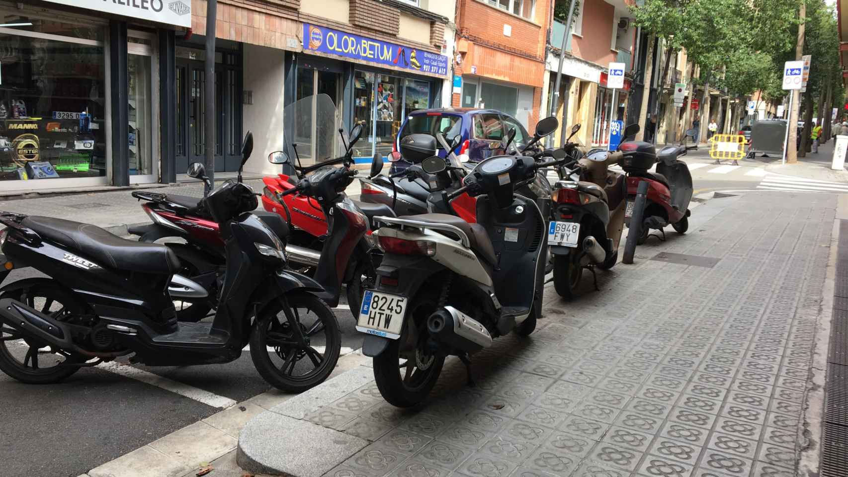 Motos estacionadas en la calle de Galileu / METRÓPOLI - RP