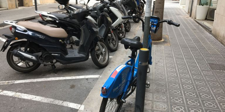 Bicicleta aparcada sobre la acera junto a motocicletas estacionadas en la calzada / METRÓPOLI - RP