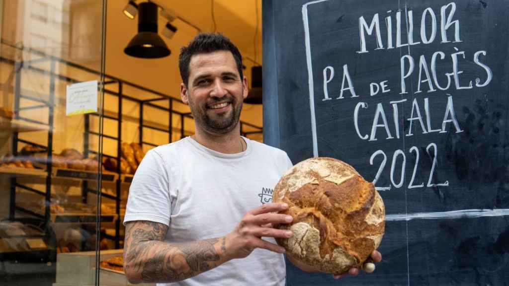 David Hernández, ganador del premio del mejor pan de pagès de Catalunya en su panadería, Montserrat Forners / GALA ESPÍN