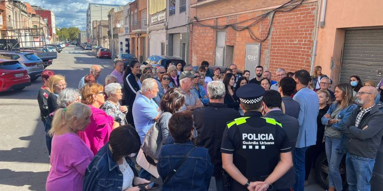 Vecinos concentrados en la calle Guifré con la alcaldesa Cañete y el alcalde Guijarro / CEDIDA