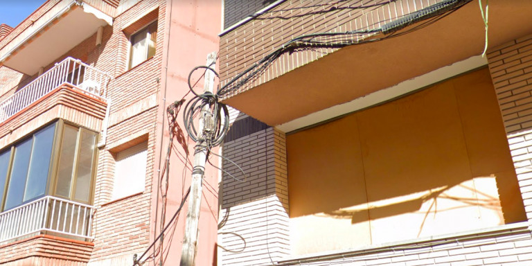 El cableado eléctrico de uno de los edificios okupas de Badalona / GOOGLE MAPS