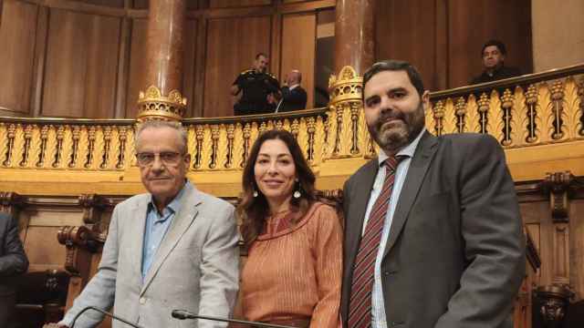 Celestino Corbacho, a la izquierda, este viernes en el pleno con sus compañeros Luz Guilarte y Paco Sierra / CIUTADANS