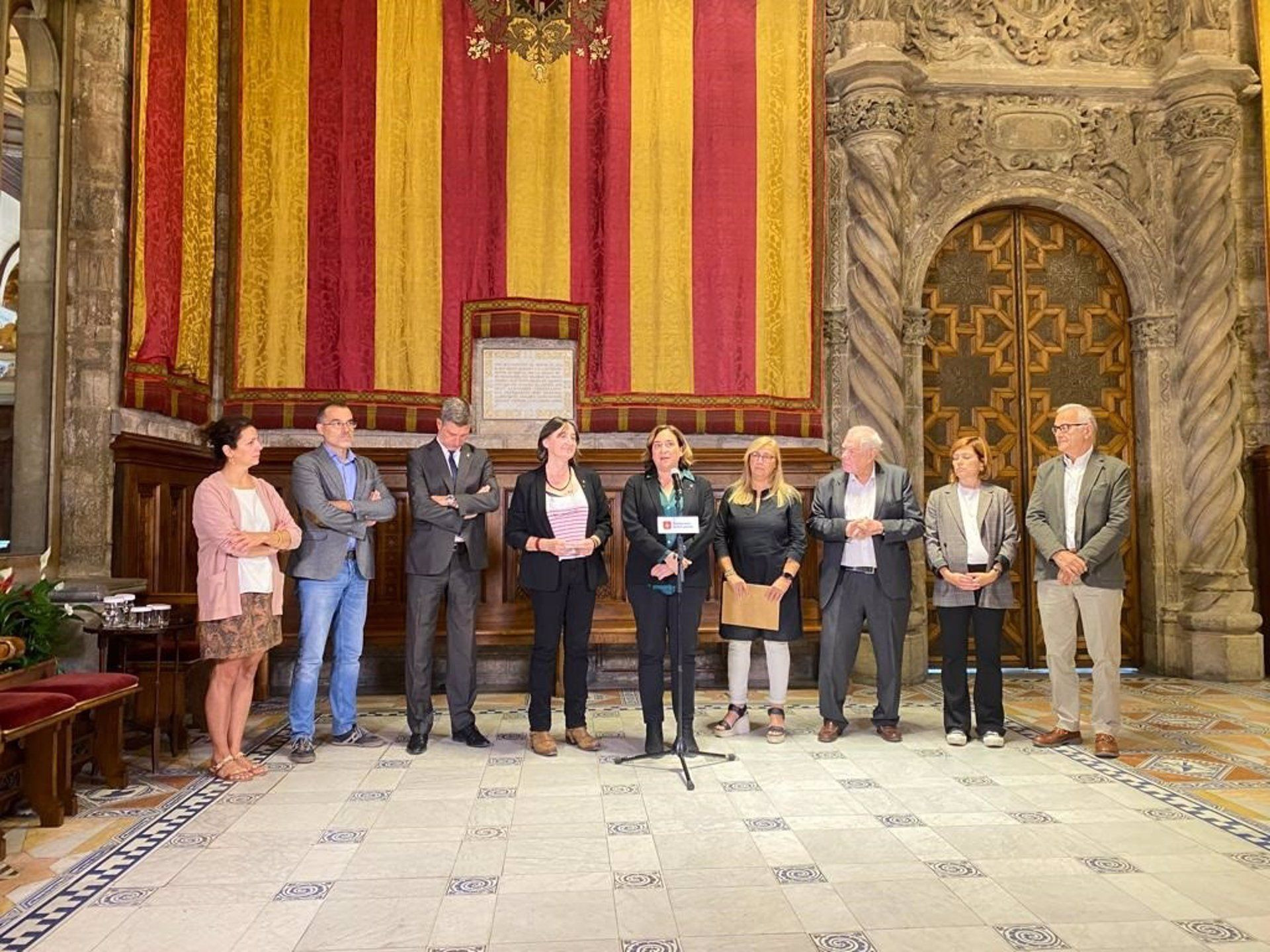 Itziar González en el centro junto con Ada Colau en el acto de reconocimiento en el Ayuntamiento de Barcelona / EUROPA PRESS