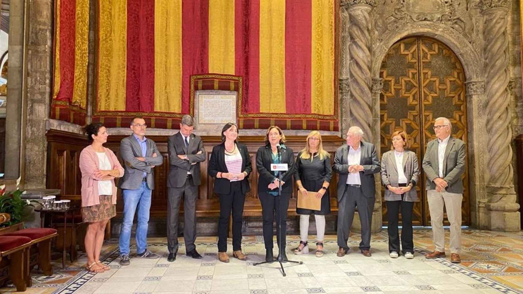 Itziar González en el centro junto con Ada Colau en el acto de reconocimiento en el Ayuntamiento de Barcelona / EUROPA PRESS