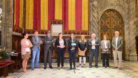 Itziar González en el centro junto con Ada Colau en el acto de reconocimiento en el Ayuntamiento de Barcelona / EUROPA PRESS