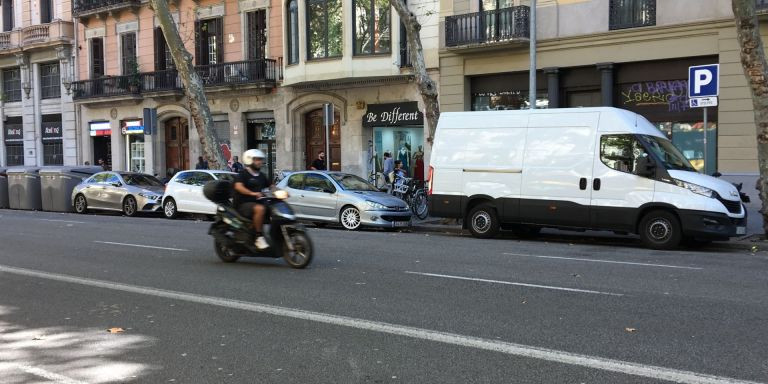 Vehículos estacionados en la ronda de Sant Pere / METRÓPOLI - RP