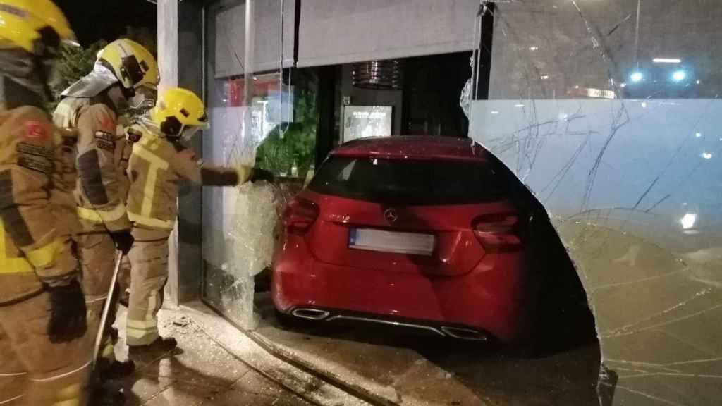 Coche estrellado en Castelldefels / BOMBERS