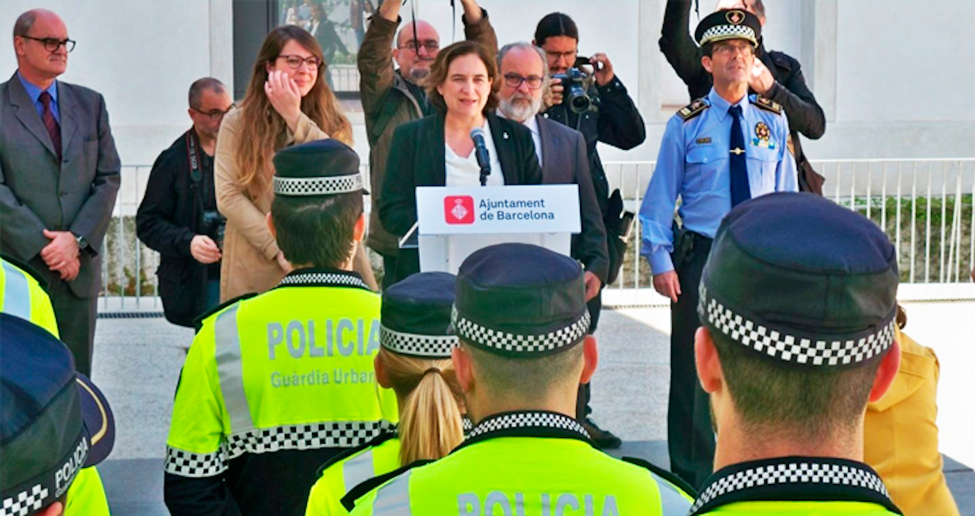 Ada Colau, alcaldesa de Barcelona, en un acto oficial con la Guardia Urbana / EUROPA PRESS