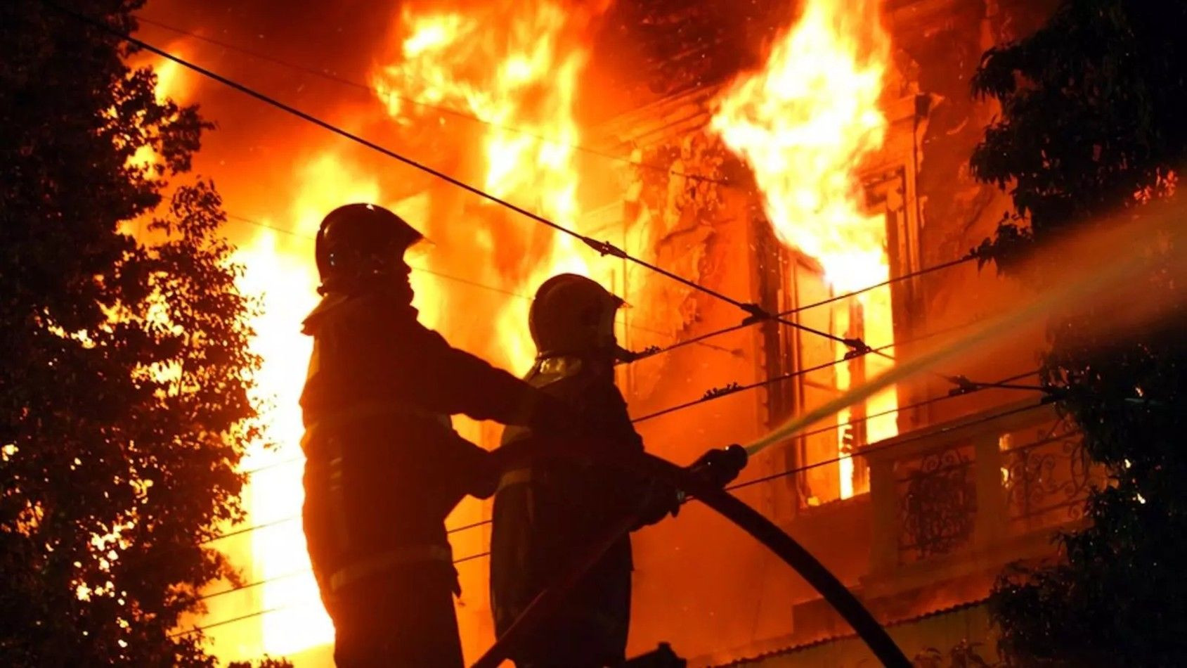 Bomberos durante un incendio / EFE