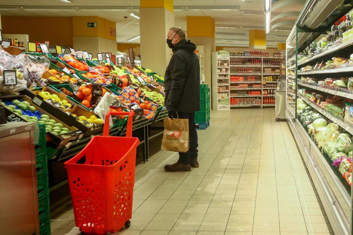 Comprador en un supermercado / EUROPA PRESS