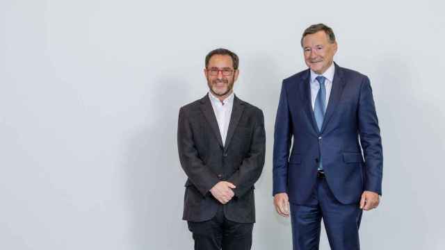El ministro chileno de Obras Públicas Juan Carlos García Pérez de Arce y el presidente de Agbar Àngel Simón (derecha) / AIGÜES DE BARCELONA
