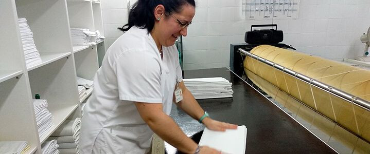 Patricia, en su puesto como operaria de lavandería en el Sanatorio Señora Dos Ollos, Lugo