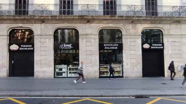 La fachada principal de la tienda Torrons Vicens en la Rambla / JORDI SUBIRANA - METRÓPOLI