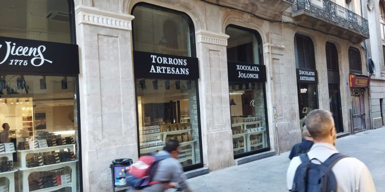 La tienda de Torrons Vicens, cerrada / JORDI SUBIRANA - METRÓPOLI