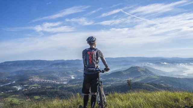 Un hombre en bicicleta cerca de Barcelona en la montaña / ARCHIVO