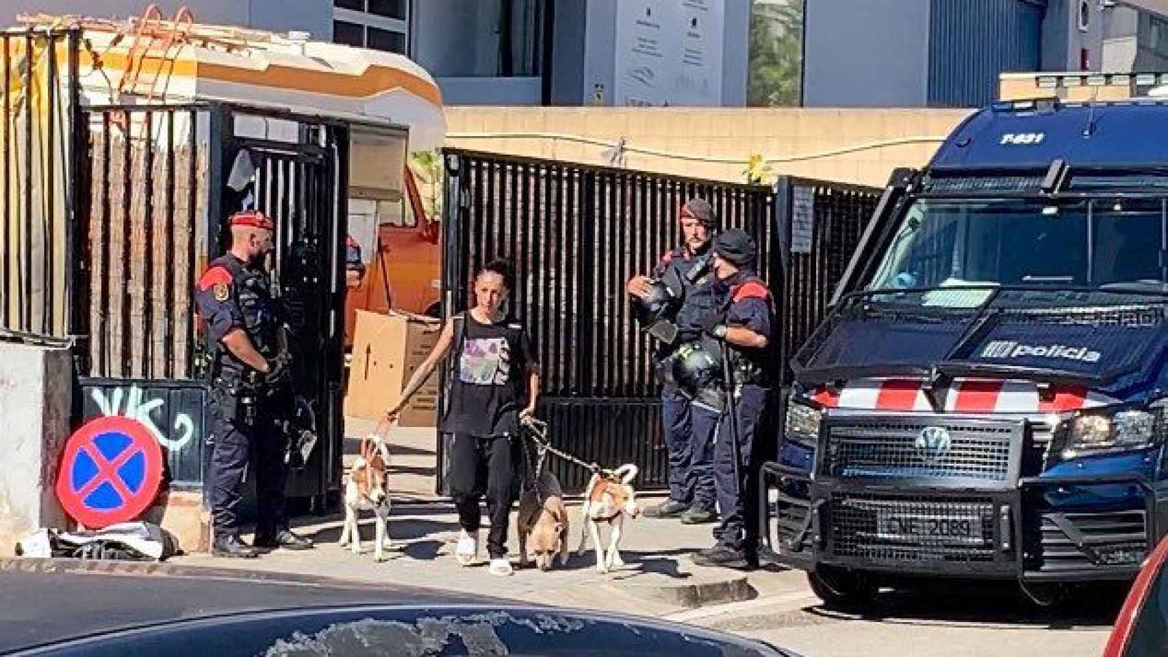 Los okupas desalojados de Badalona esta mañana / CEDIDA