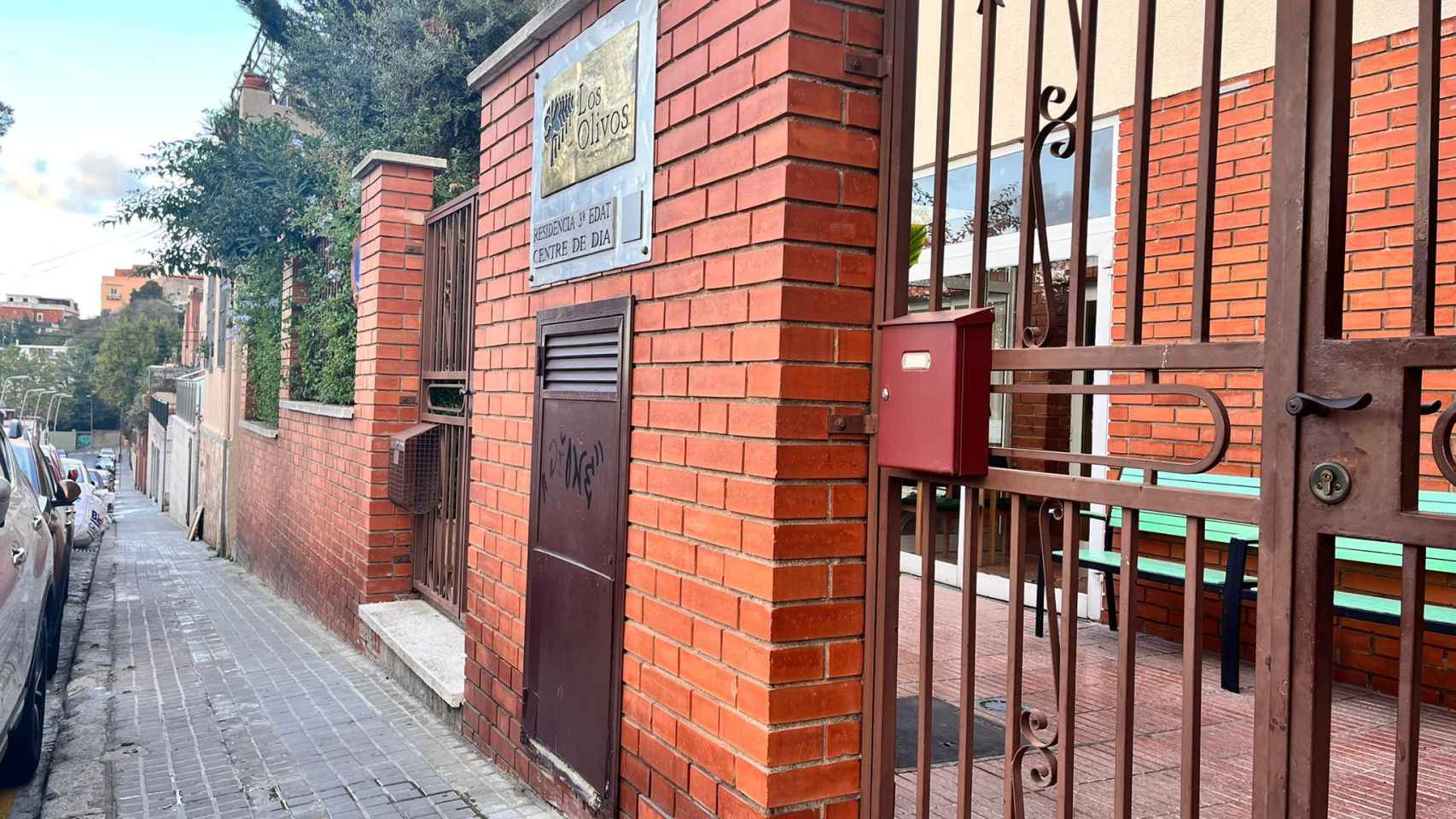 Puerta de entrada a la residencia Los Olivos / AV - METRÓPOLI