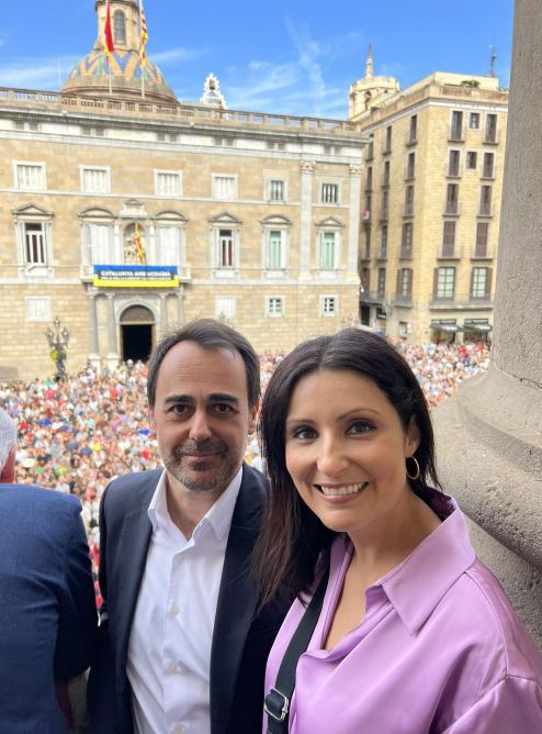 Lorena Roldán junto con Óscar Ramírez en el balcón del Ayuntamiento de Barcelona / TWIITER ÓSCAR RAMÍREZ