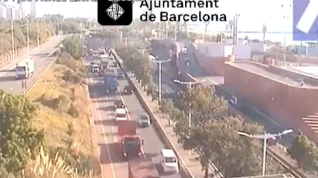 Retenciones de 10 kilómetros en la ronda Litoral entre el Bon Pastor y la Barceloneta / TRÀNSIT