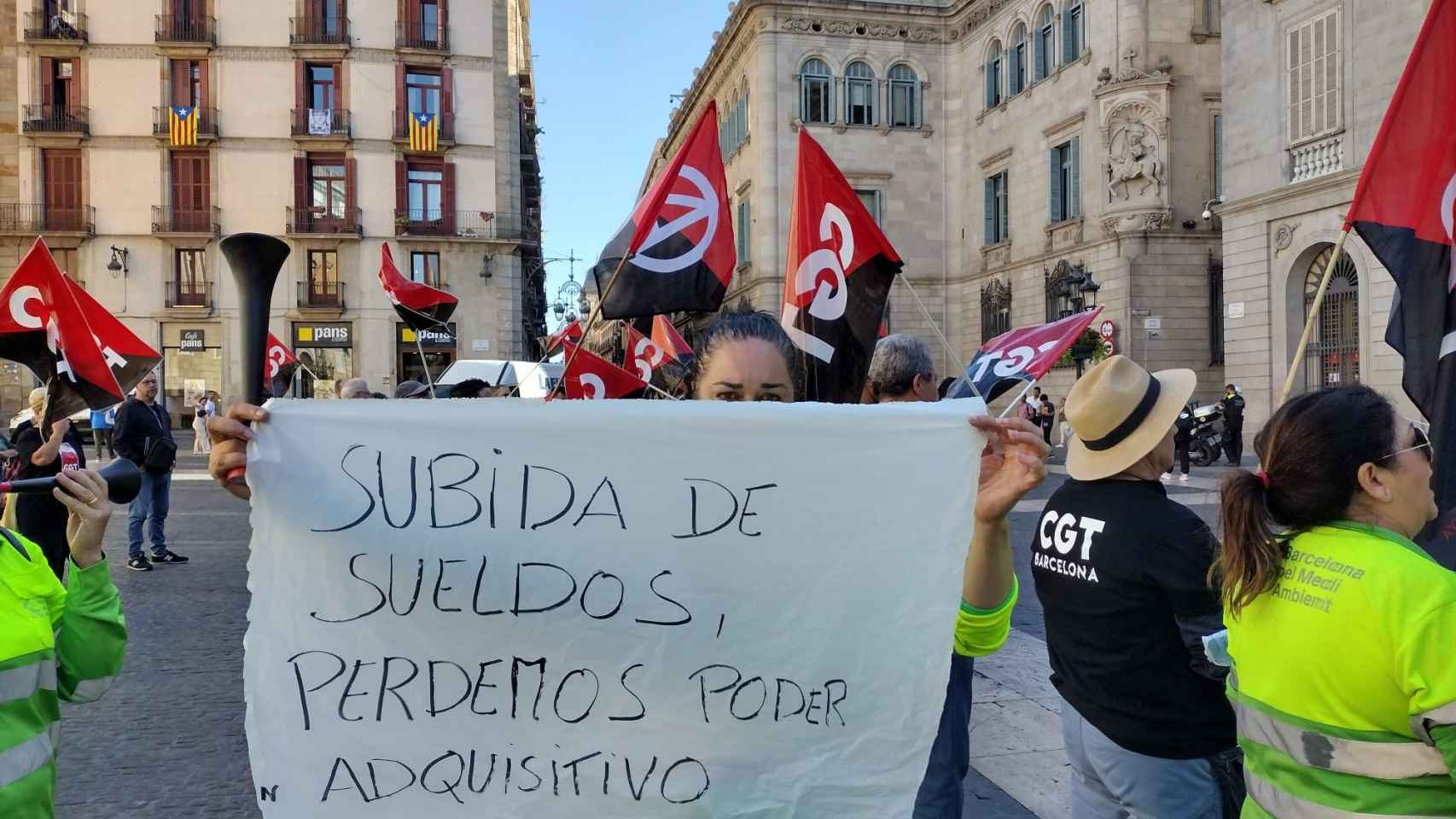 Una trabajadora, en la manifestación convocada por CGT de los limpiadores de grafitis de Barcelona / CGT