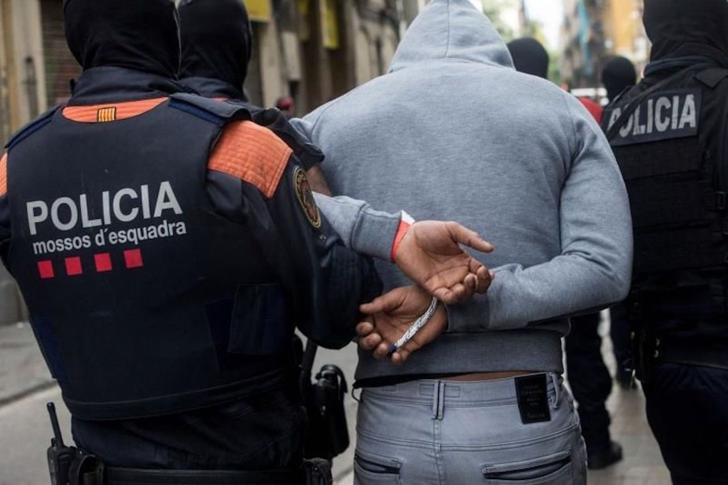 Los Mossos d'Esquadra con un detenido en una imagen de archivo / EFE