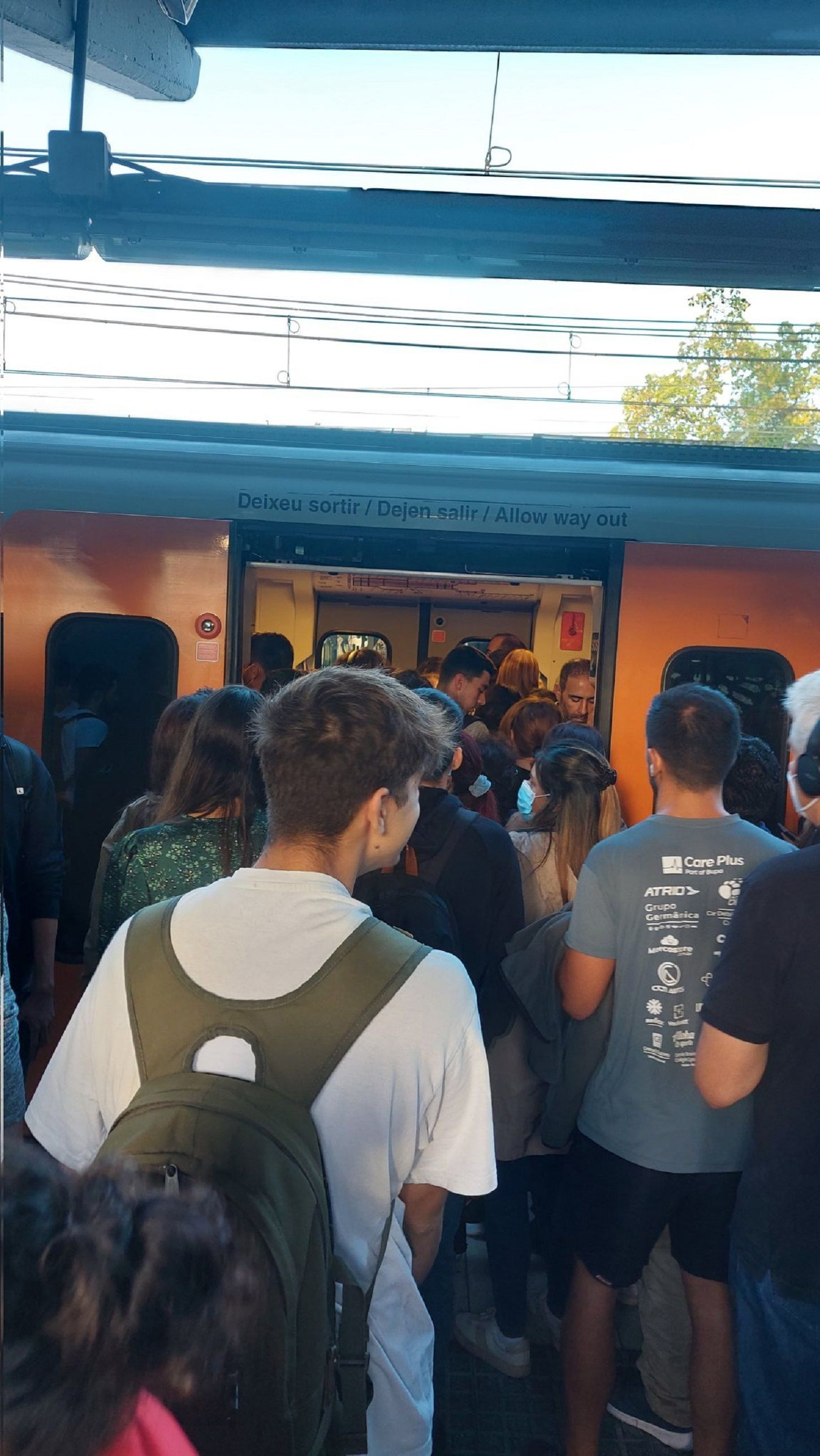 Pasajeros intentando acceder al tren de Ferrocarrils este jueves / TWITTER