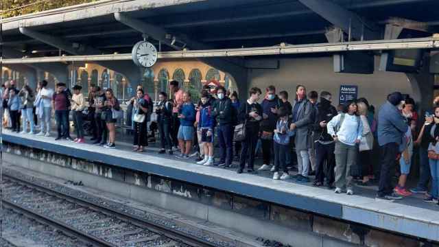 Decenas de personas esperando en el andén de Ferrocarrils este jueves / TWITTER