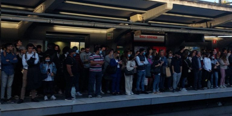 Decenas de pasajeros esperando al tren de Ferrocarrils este jueves / TWITTER