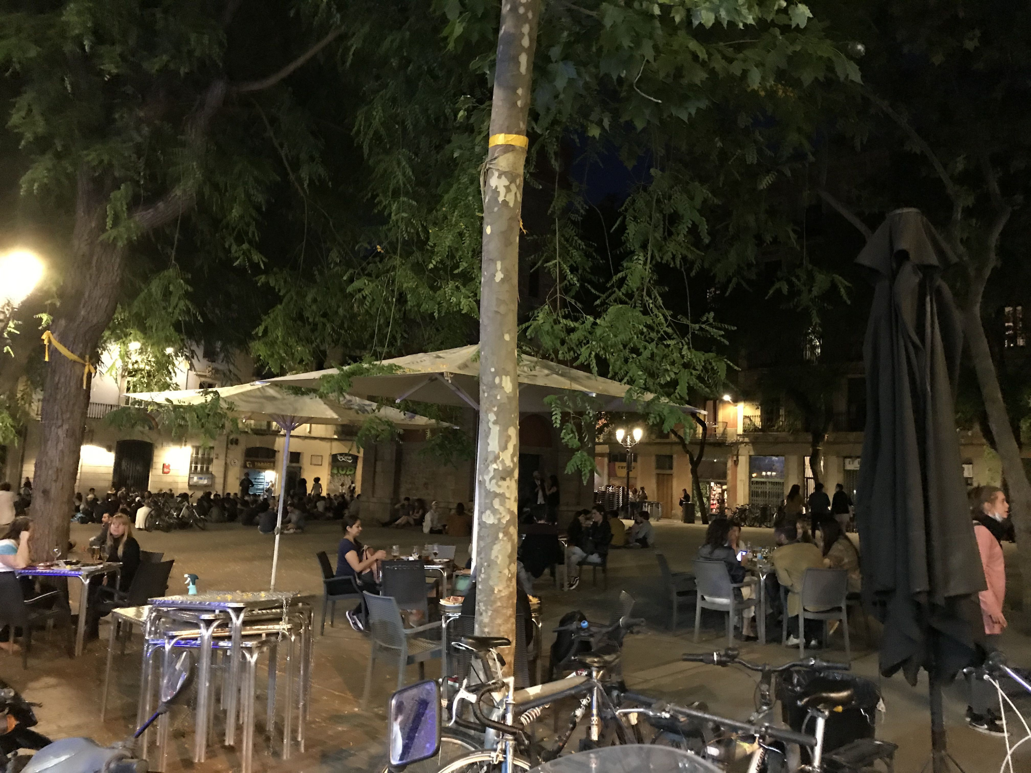 Terraza del bar-restaurante 'Nou Candanchú', ubicado en la plaza de la Vila de Gràcia, en Barcelona / DF