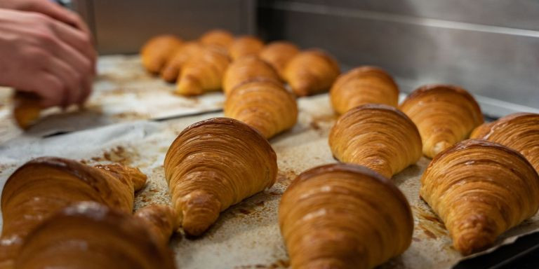 Croissants recién salidos del horno / LUIS MIGUEL AÑÓN - METROPOLI