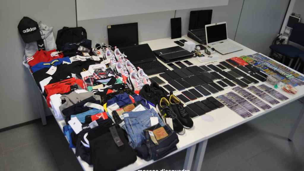 Objetos requisados del grupo criminal especializado en estafas / MOSSOS D'ESQUADRA