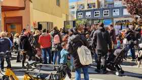 Exterior de la escuela donde los alumnos han hecho una protesta para que una compañera con autismo tenga un monitor de piscina / ESCOLA TEIXIDORES DE GRÀCIA