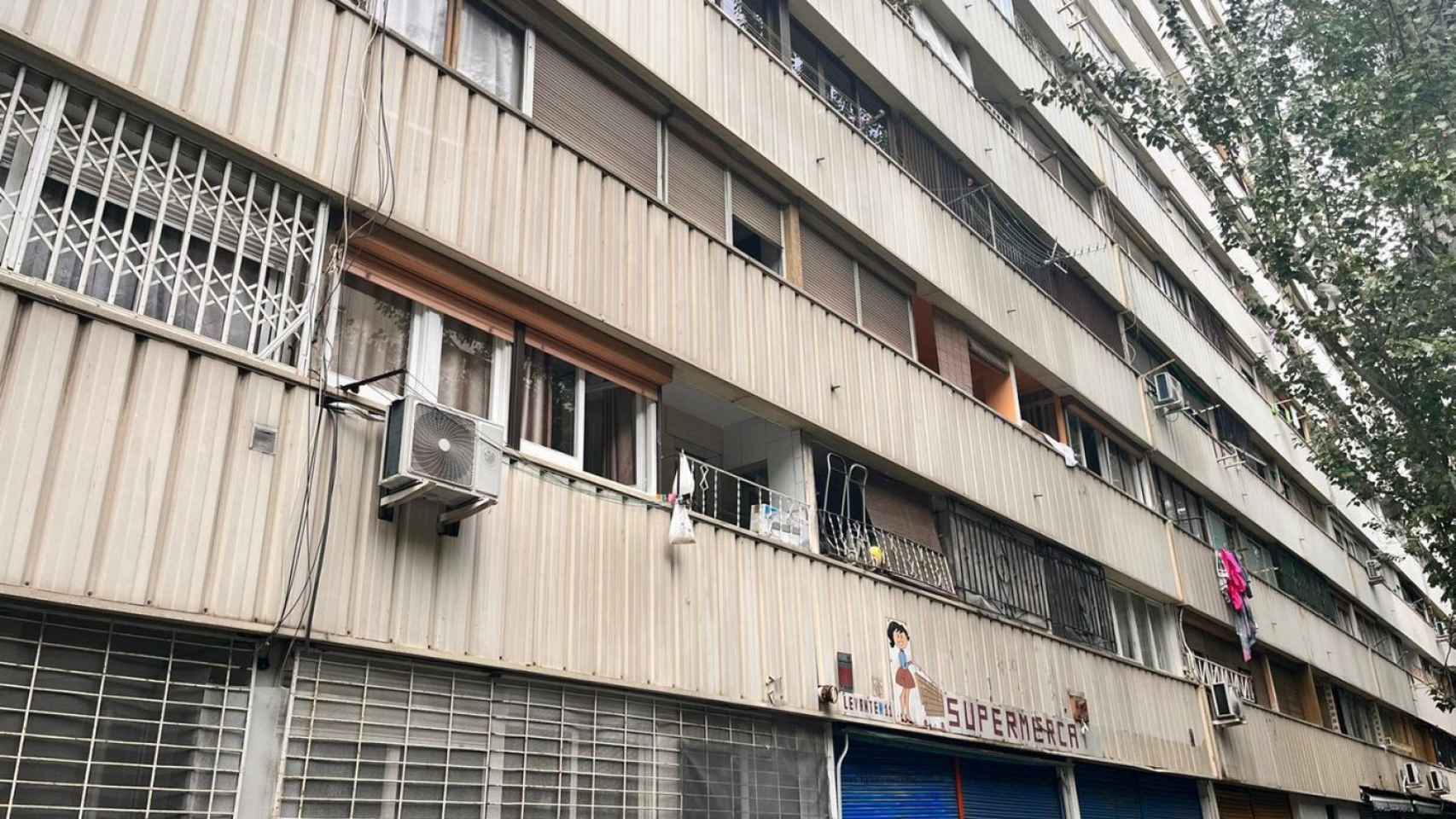 Un edificio de la calle de Levant de la Mina / ÁNGELA VÁZQUEZ