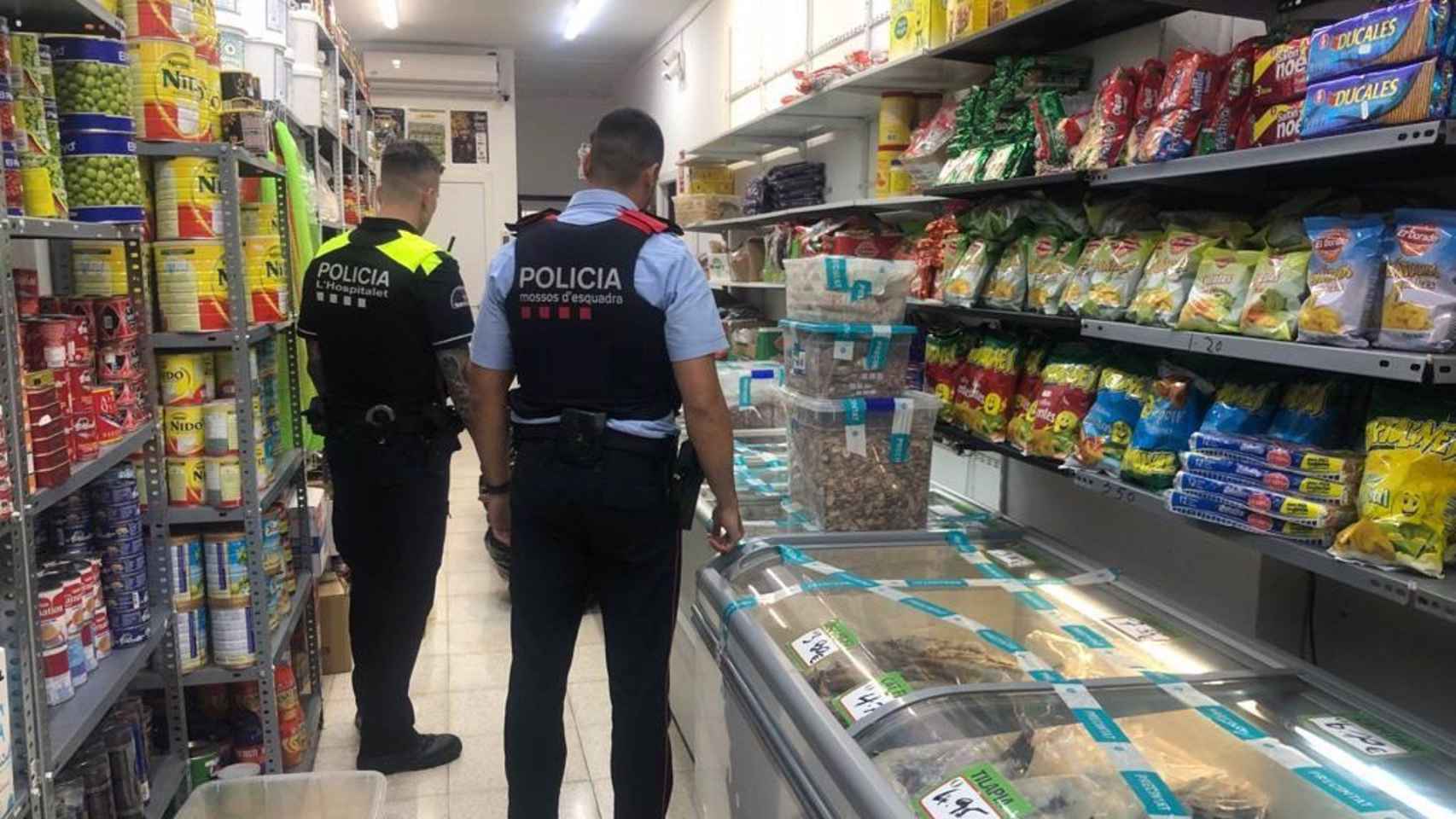 Registro en la tienda donde han localizado más de 100 kilos de alimentos caducados en una tienda / MOSSOS D'ESQUADRA