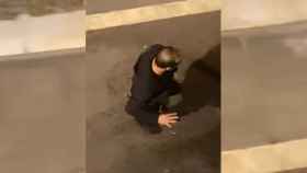 Uno de los mossos fuera de servicio con el arma extensible / TWITTER